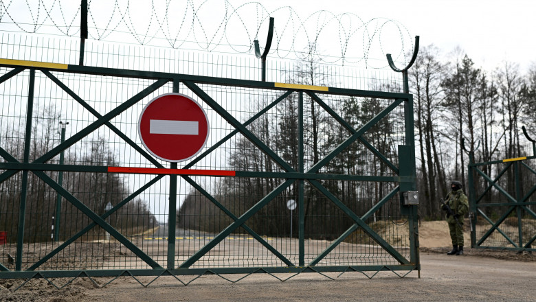 militar belarus la un punct de trecere a frontierei