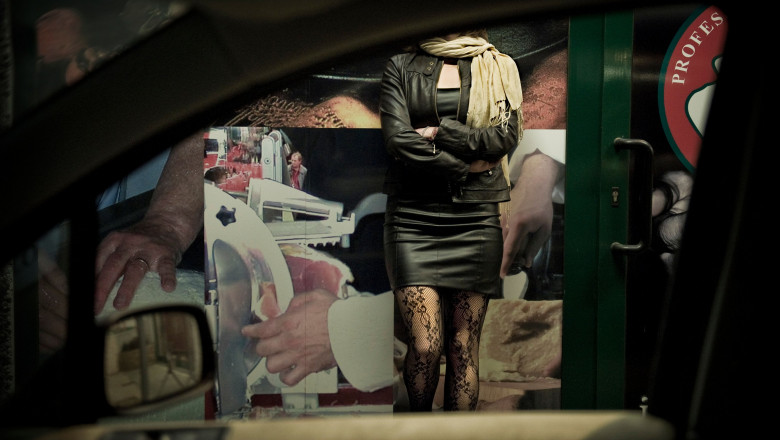 prostituată, lucrătoare sexuală văzută dintr-o mașină