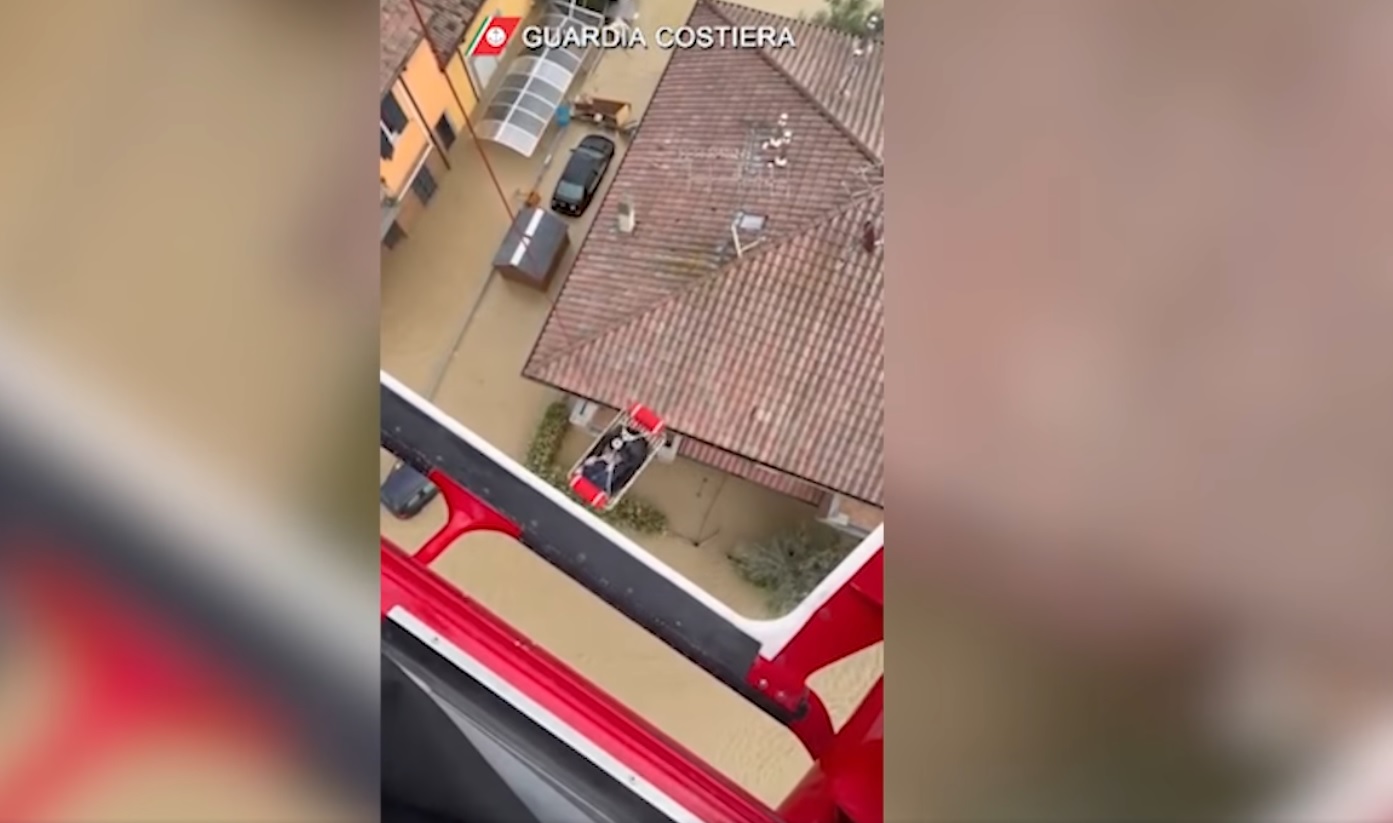 Nouă morți și 1.000 de evacuați în Italia devastată de 36 de ore de un ciclon. Imagini dramatice cu oameni salvați de pe acoperișuri