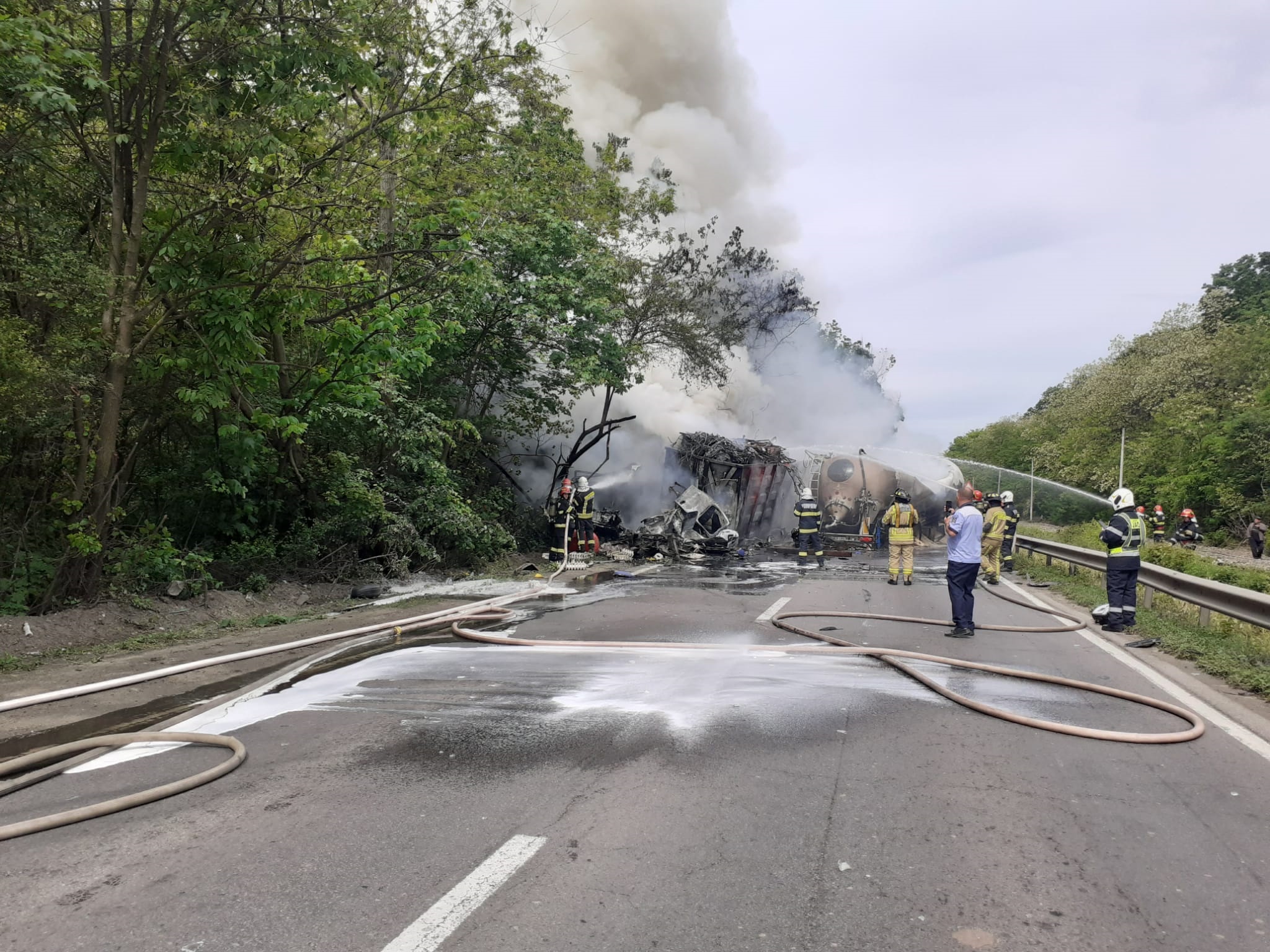 O cisternă și un TIR au luat foc după ce s-au ciocnit pe Centura București. O persoană a murit