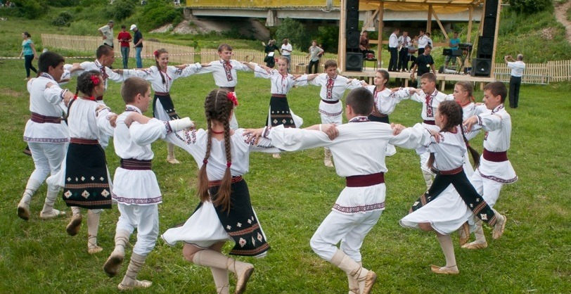 Etnicii români din Ucraina cer Kievului să renunţe definitiv la sintagma „limba moldovenească”, la fel ca Republica Moldova
