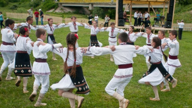 copii costumpopilar danseaza hora