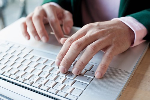 O IT-istă și-a dat în judecată șeful pentru hărțuire sexuală, crezând că „xx” din e-mail înseamnă săruturi