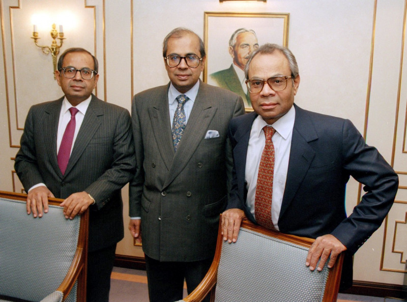 THE HINDUJA BROTHERS IN THEIR OFFICES, LONDON, BRITAIN - NOV 1996
