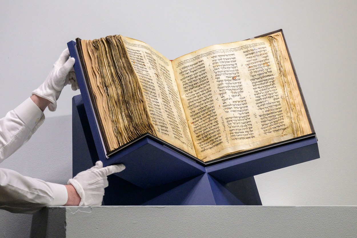 Un fost ambasador al SUA în România a cumpărat o biblie veche de 1.000 de ani pentru o sumă record
