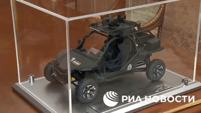 Lui Putin i s-a prezentat o mașinuță de jucărie, modelul unui vehicul 4x4 pentru armată.