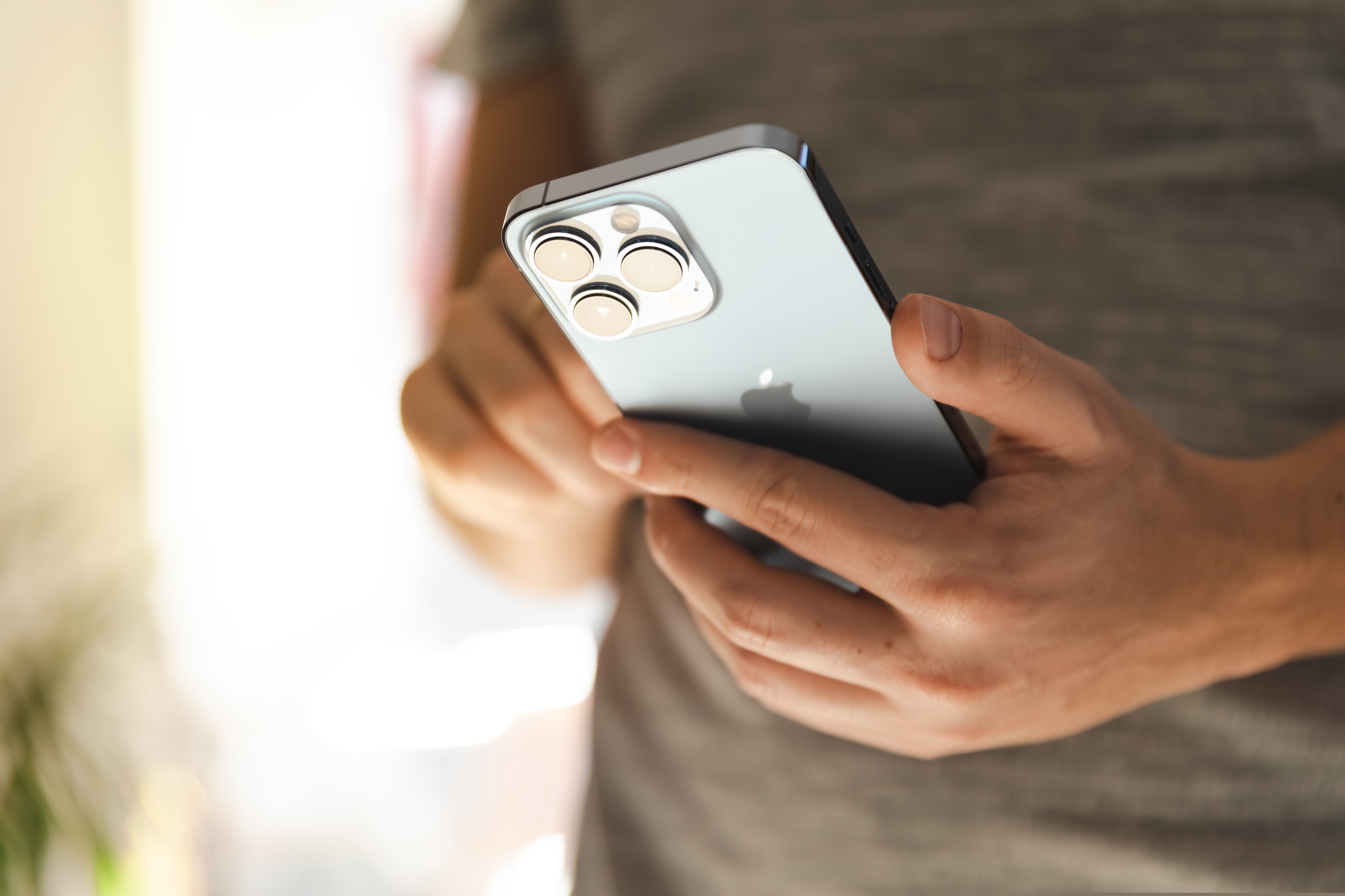 Apple a anunțat că va lansa funcții noi pentru iPhone: "Vei putea să auzi telefonul vorbind cu vocea ta"
