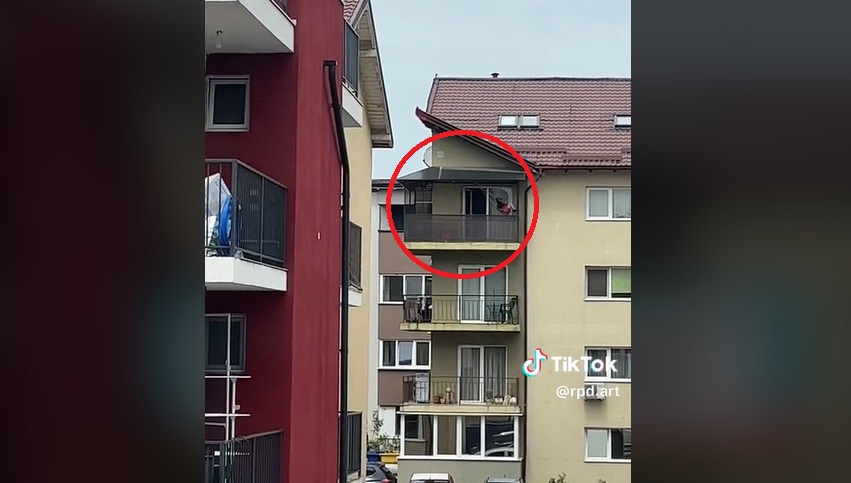 O fetiță a fost filmată în timp ce se dă pe un leagăn improvizat pe balconul unui apartament, la etajul 3. "Ziceți voi dacă e normal"