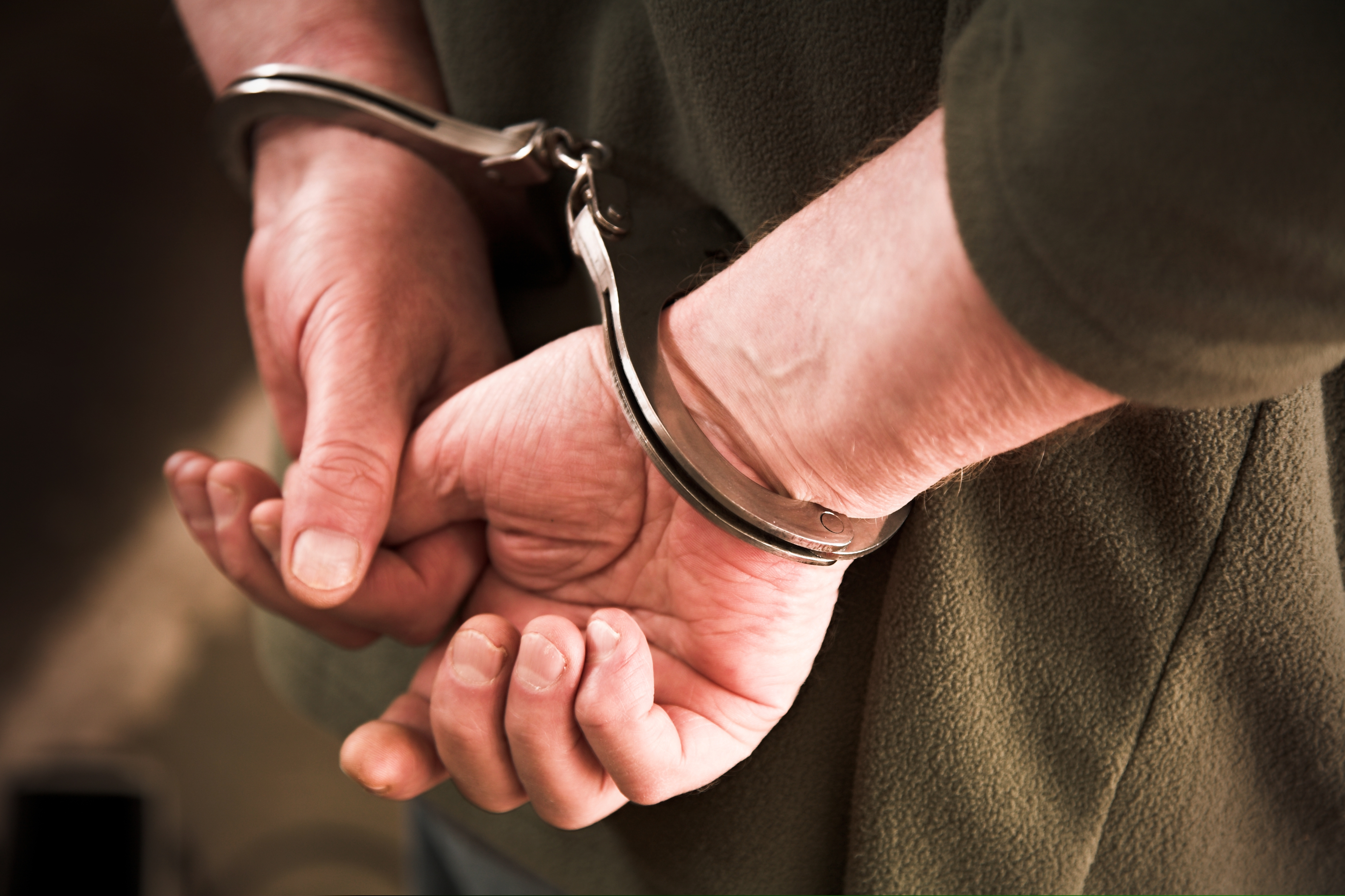 Un bărbat din Târgu Jiu s-a îmbrăcat în uniformă de polițist, ca să-și ia cadourile înapoi de la fosta iubită