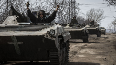 un militar ucrainean face semnul „V” al victoriei din interiorul unui blindat