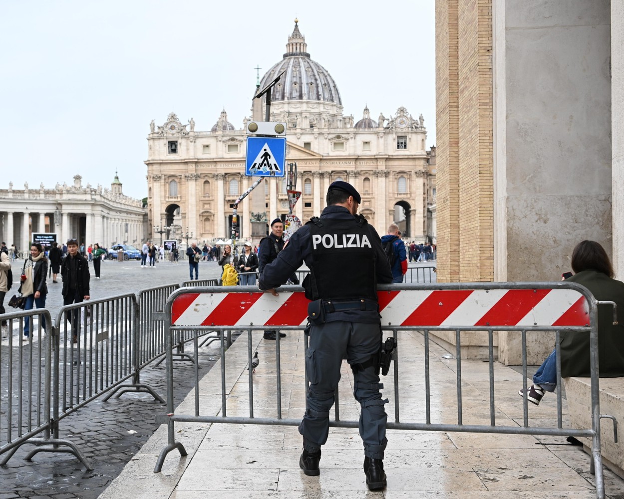 Un bărbat a trecut cu mașina printr-o poartă a Vaticanului și a condus haotic prin curțile interioare. A fost oprit cu focuri de armă