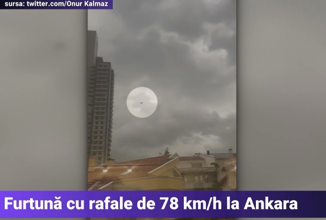 Imagini incredibile în Ankara, unde o canapea zboară câteva sute de metri în timpul unei furtuni puternice