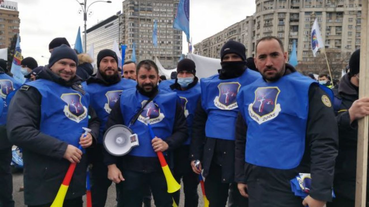 Polițiștii din penitenciare susţin greva profesorilor: Statul cheltuiește lunar 6.000 de lei cu un deținut și dă profesorilor 2.400 lei