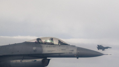 Un avion F-16 participă la un exercițiu aviatic în Germania.