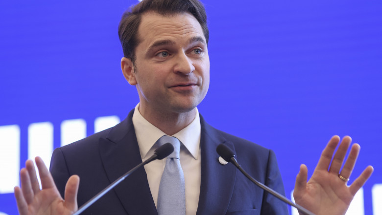 Sebastian Burduja vorbește la Gala premiilor ,,Henri Coanda”, acordate elevilor si studentilor care au obtinut performante la competitii internationale, la Palatul Victoria din Bucuresti, pe 16 mai 2023