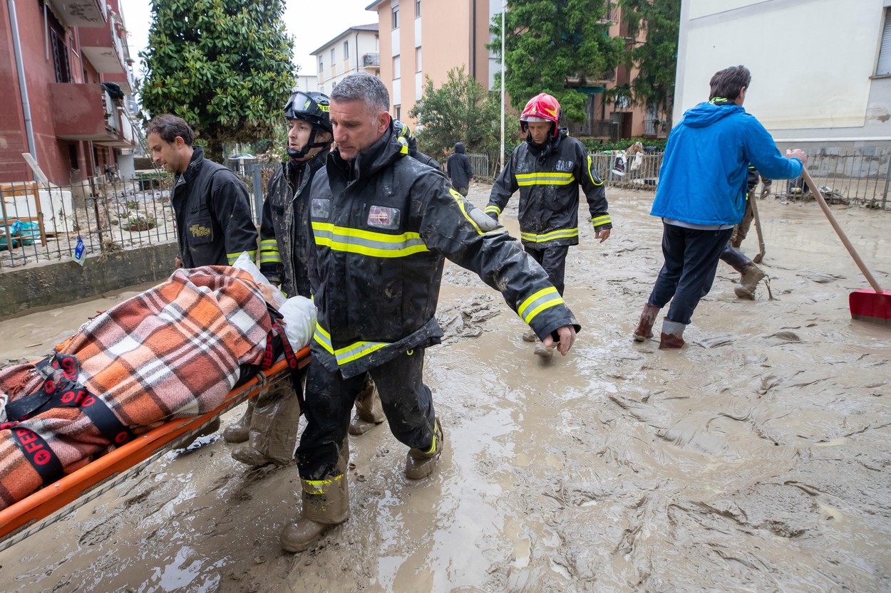 Calvarul prin care trec românii din Italia din zonele distruse de ciclon. Crește numărul morților după inundațiile devastatoare