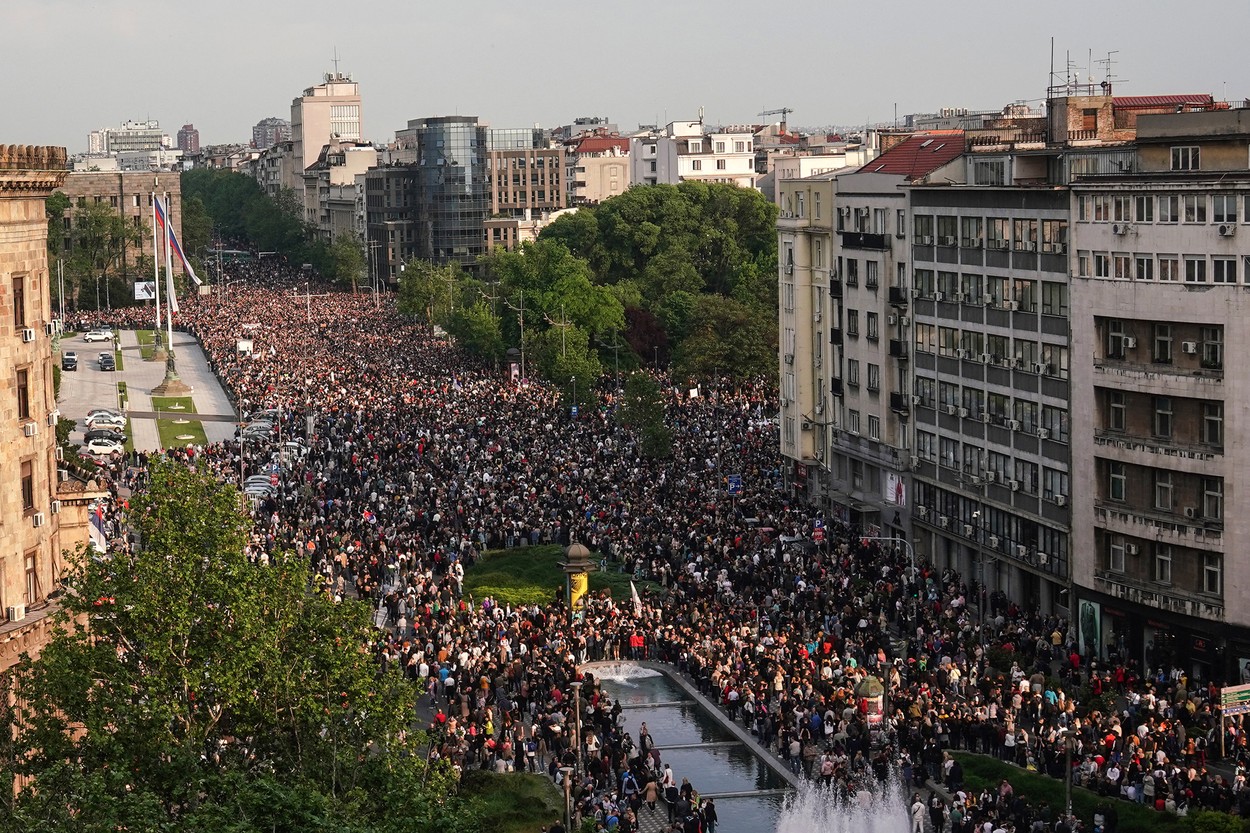 Noi proteste în Serbia. Zeci de mii de persoane au ieșit din nou în stradă, în urma atacurilor armate: „Suntem furioși, șocați”