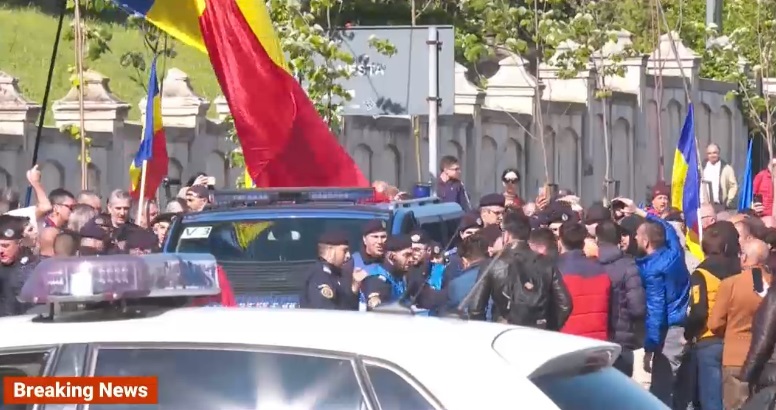 "Aveți noroc că și-au lăsat toți cuțitele acasă". Protest ilegal AUR la Parlament, Ludovic Orban și Csoma Botond au fost agresați
