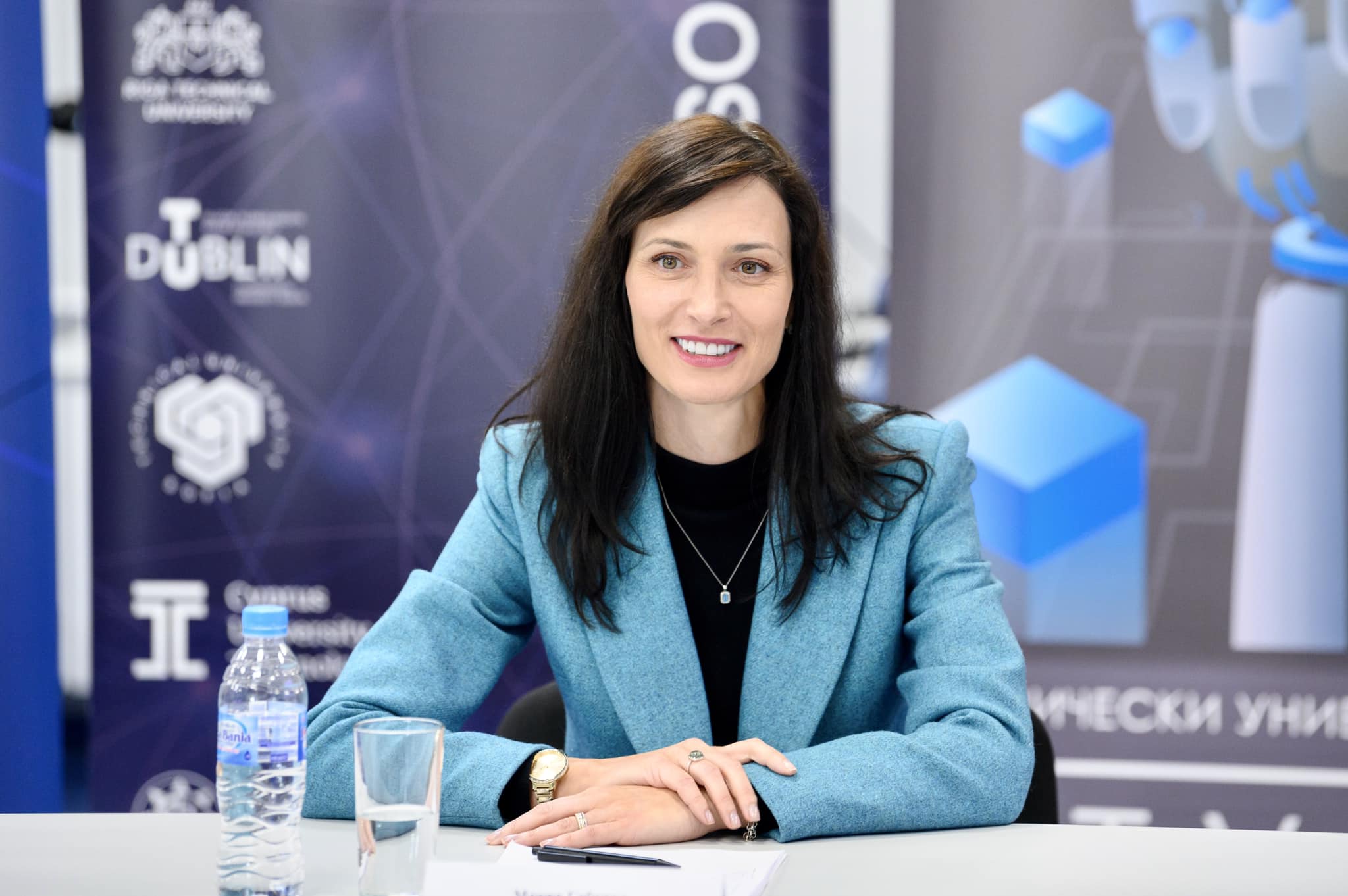 Bulgaria ar putea avea o femeie în funcția de premier. Cine este Mariya Gabriel