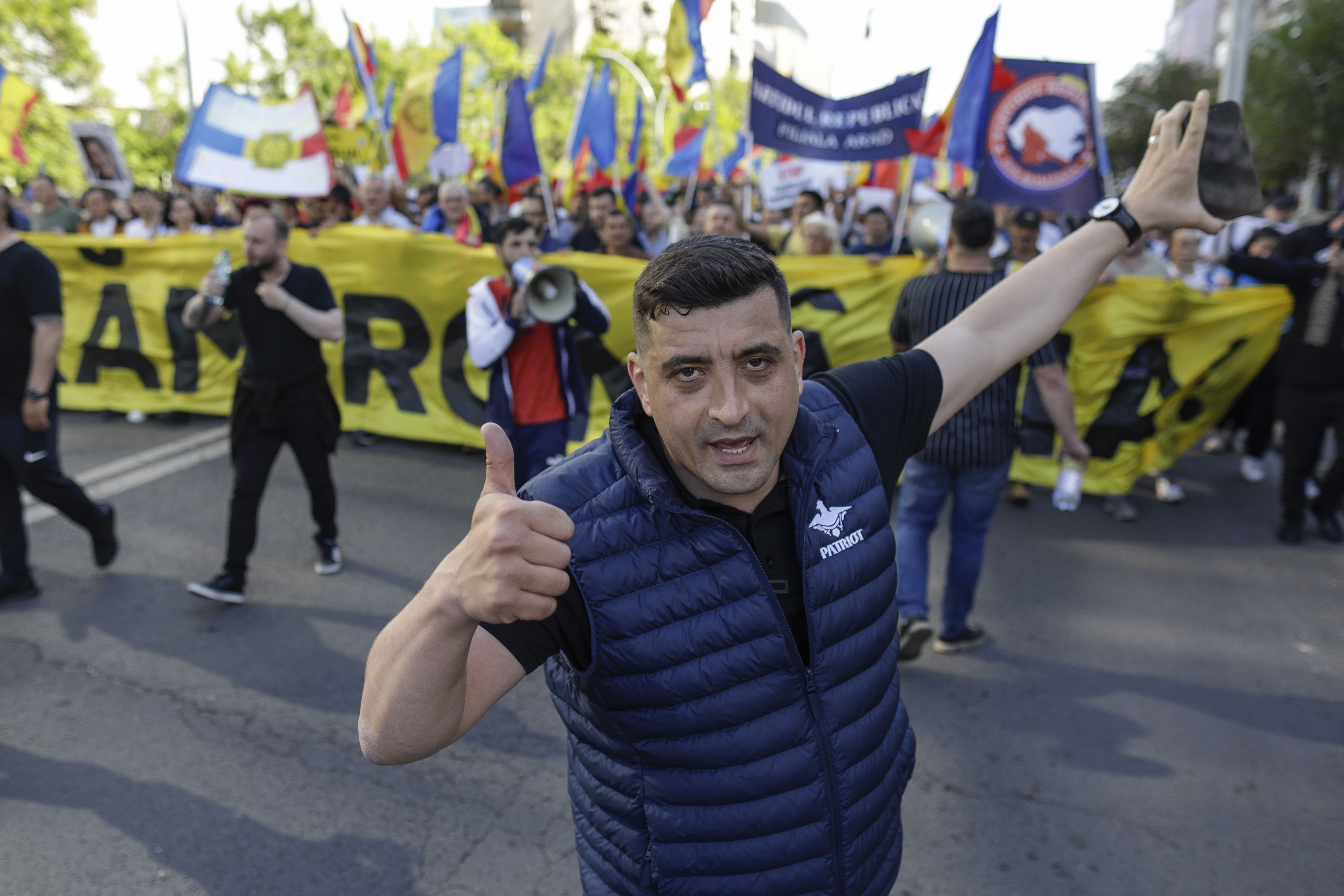 Motivul protestului AUR, un fake news: „Cum vor UE, PSD și PNL să ne ia copiii”, cea mai nouă conspirație răspândită de George Simion