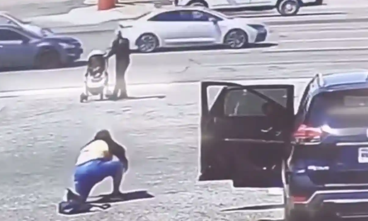 Momentul în care un om al străzii a oprit un cărucior cu copil care rula către stradă. Apoi a primit o veste care i-a schimbat viața