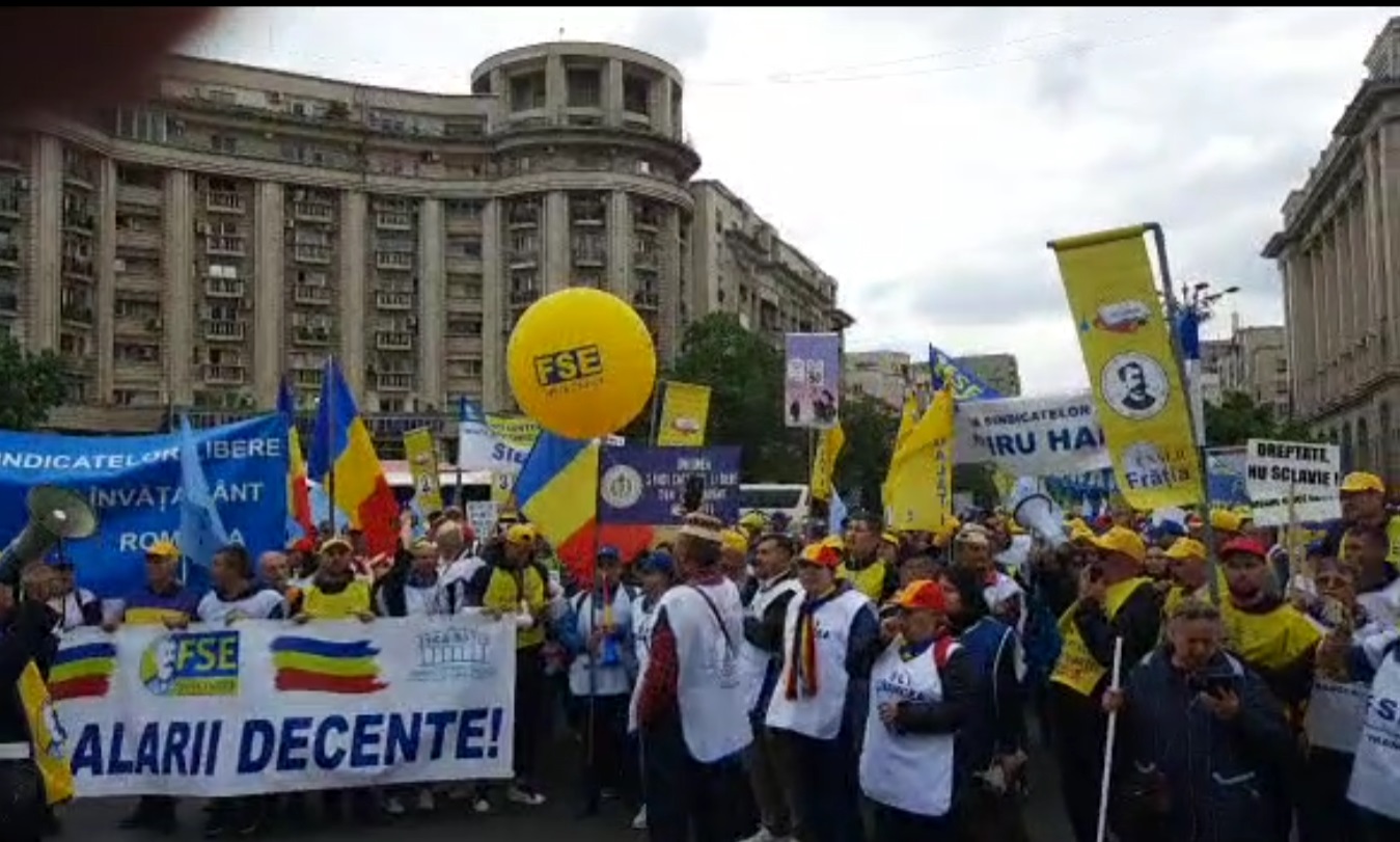 Profesorii protestatari s-au întâlnit la Parlament cu manifestanții AUR. Jandarmii au format cordon de securitate între ei