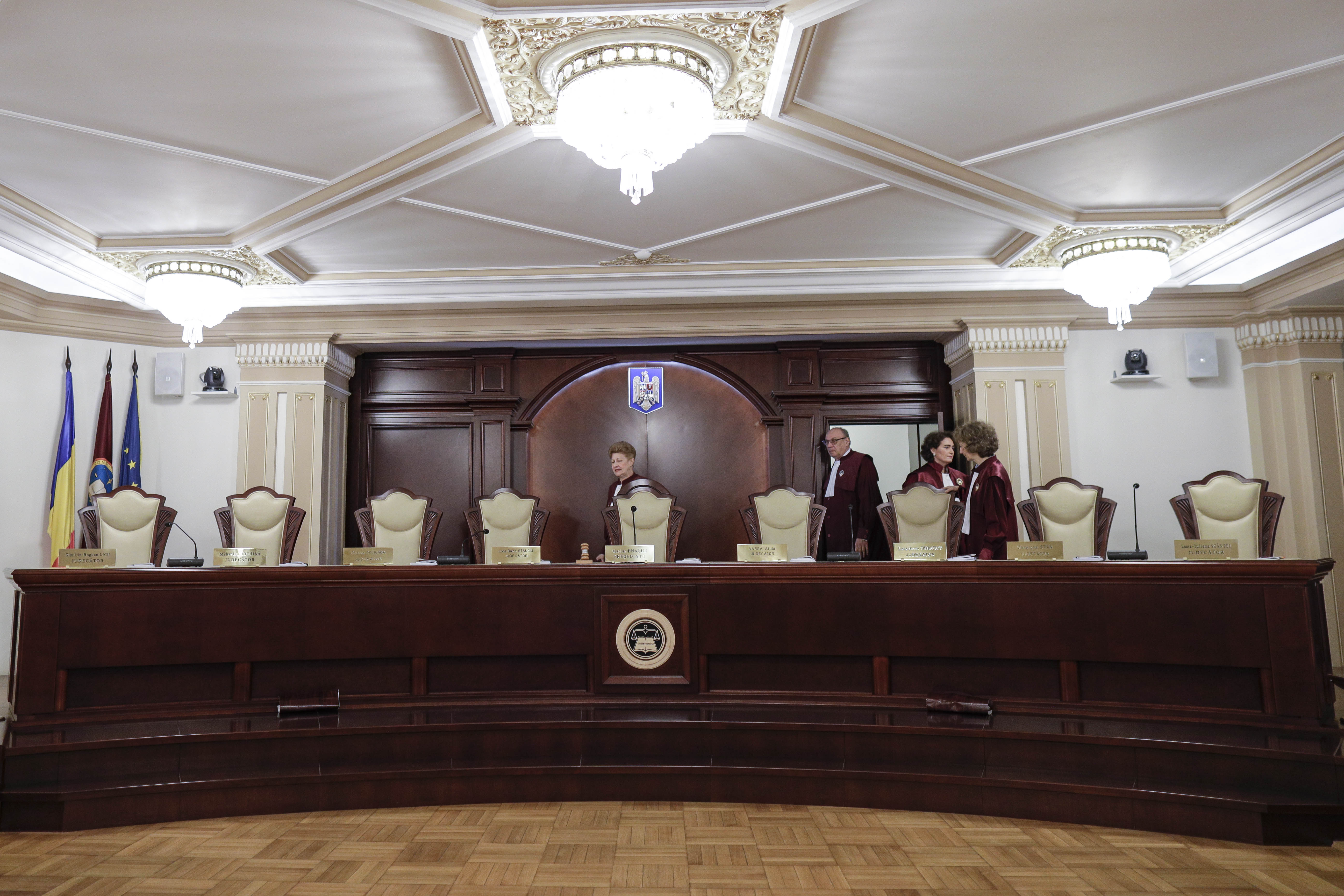 Camera Deputaților a adoptat un proiect care prevede pensii speciale și pentru magistrații-asistenți de la Curtea Constituțională