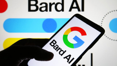 logoul google cu bard AI pe un telefon