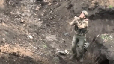 Momentul în care un soldat rus se predă unei drone ucrainene,