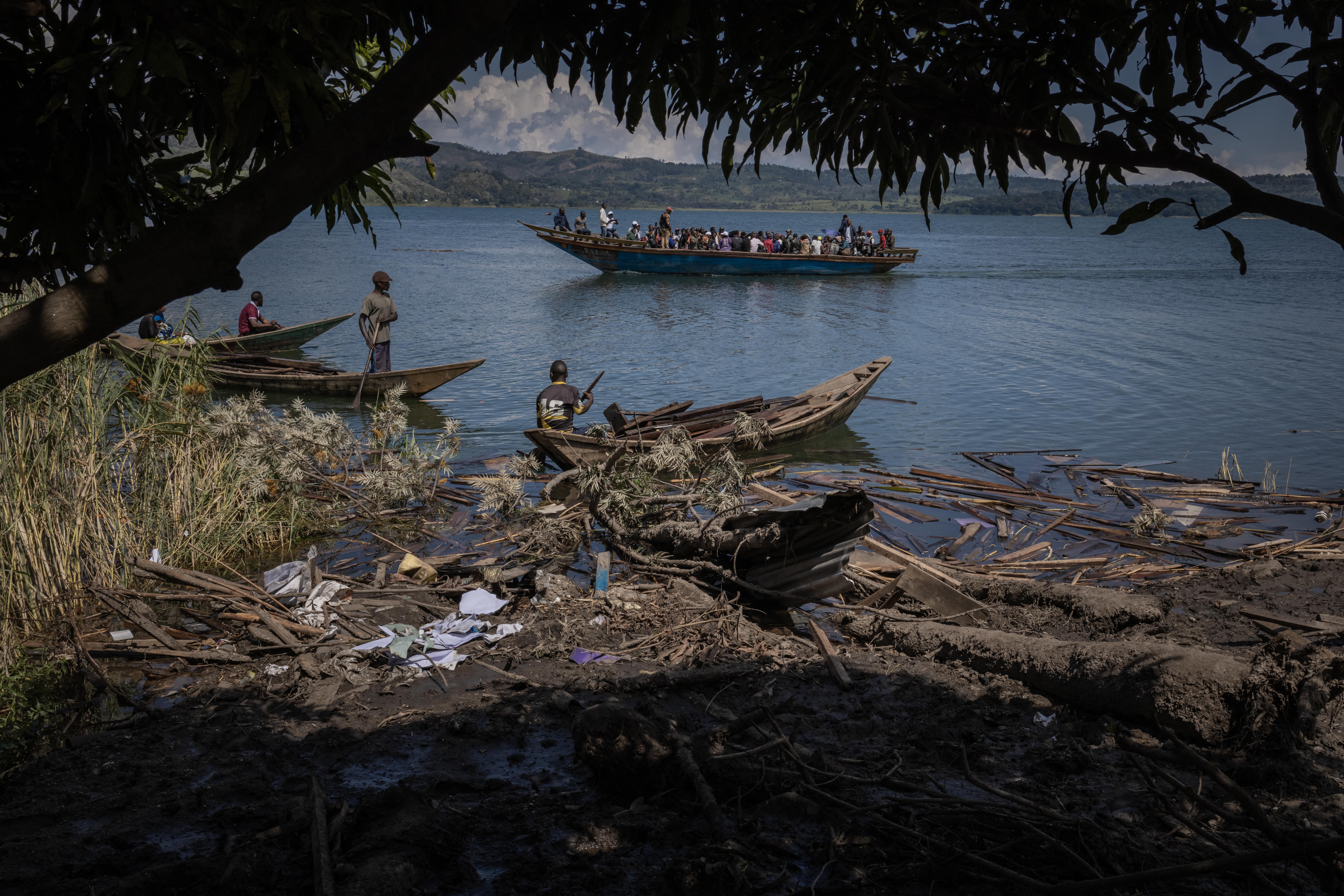 Doi bebeluși au supraviețuit după ce au plutit 3 zile pe un lac din Congo, pe resturile caselor distruse de inundații