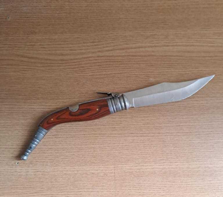 Un adolescent de 16 ani a intrat cu un cuțit asupra sa într-un liceu din Craiova