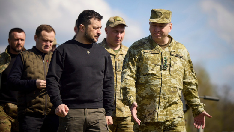 Volodimir Zelenski cu ofițeri ai armatei ucrainene
