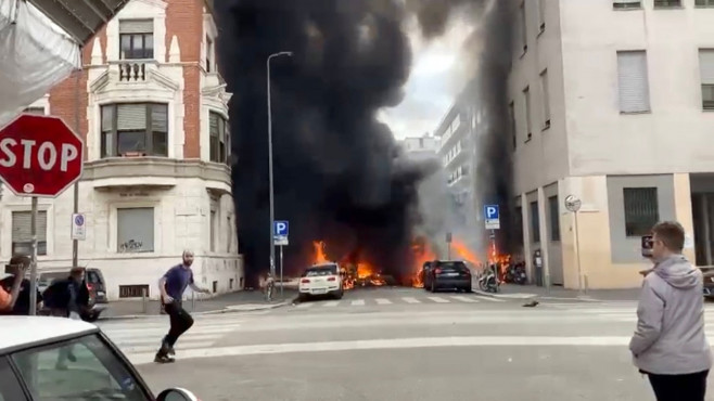 foto IPP da video milano 11-05-2023 Incendio in centro a Milano, auto a fuoco nell esplosione nella foto le fiamme e il