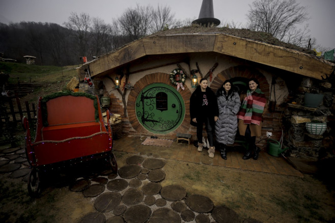 Bosnian siblings build Hobbit Homes in Kresevo