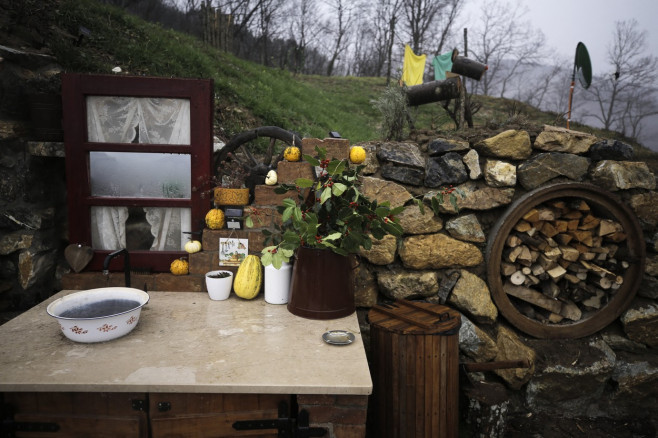 Bosnian siblings build Hobbit Homes in Kresevo