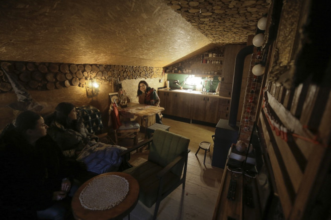 Bosnian siblings build Hobbit Homes in Kresevo