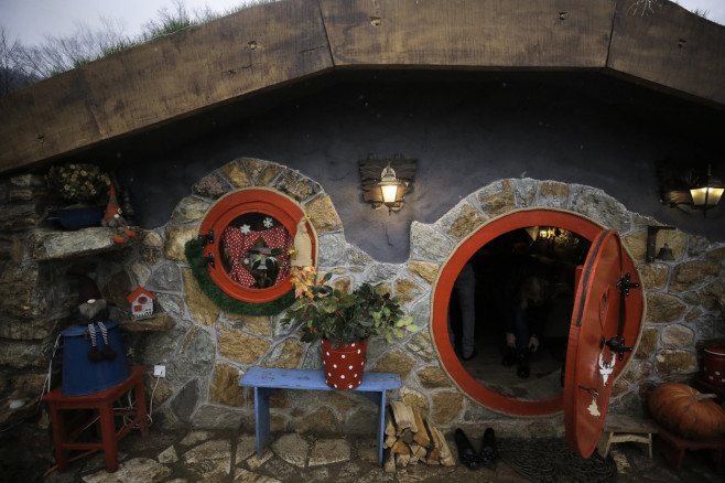Bosnian siblings build Hobbit Homes in Kresevo