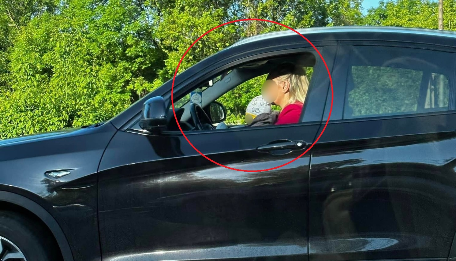 Femeie surprinsă la volan, pe DN1, cu un copil mic în brațe. "Vă rog, ziceți-mi că e un bebe de jucărie"