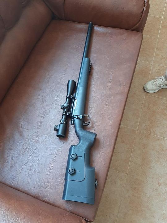 Tatăl copilului de 7 ani care a dus arma de airsoft la școală a fost amendat cu 5.000 de lei și a rămas fără pușcă