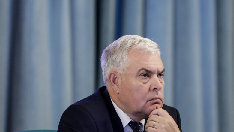 Angel Tîlvăr, ministrul Apărării, participă la o ședință de guvern la Palatul Victoriei, în București, pe 9 noiembrie 2022.