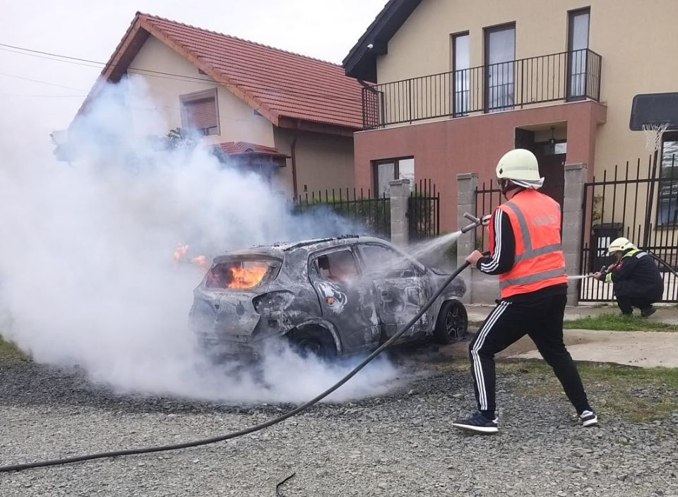 O Dacia electrică a luat foc în Timiș. Ce spune proprietarul mașinii: „În maxim 15 minute ardea generalizat”