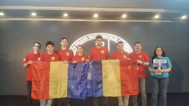 copii îmbrăcați în roșu cu steaguri ale României în mâini