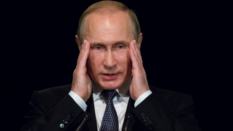 Vladimir Putin își masează tâmplele