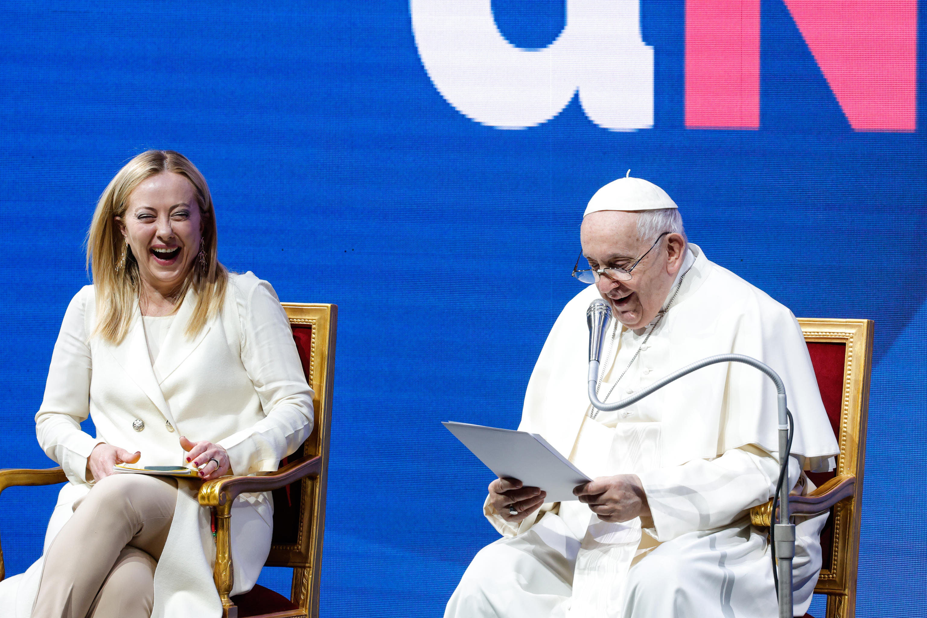 Papa spune, cu premierul Giorgia Meloni de faţă, că doar cei bogaţi îşi permit să aibă copii în Italia