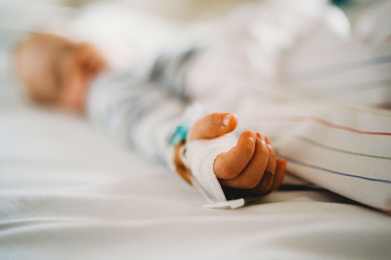 11 copii care erau în tabără în Fundata au ajuns la spital cu dureri abdominale, greţuri și vărsături