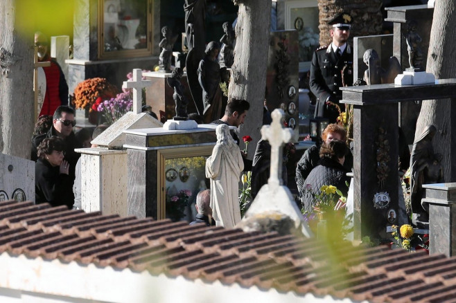 Corleone, Italy. 22nd November, 2017. Corleone, a funeral of Salvatore Riina known as Toto 'Riina, the head of the dome, at Corleone. In the photo moments of Toto 'Riina's tumultuous tumult in Corleone cemetery, with relatives. 22/11/2017, Corleone, Italy