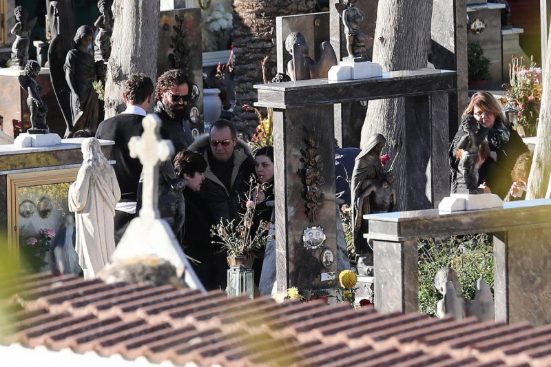 Corleone, Italy. 22nd November, 2017. Corleone, a funeral of Salvatore Riina known as Toto 'Riina, the head of the dome, at Corleone. In the photo moments of Toto 'Riina's tumultuous tumult in Corleone cemetery, with relatives. 22/11/2017, Corleone, Italy