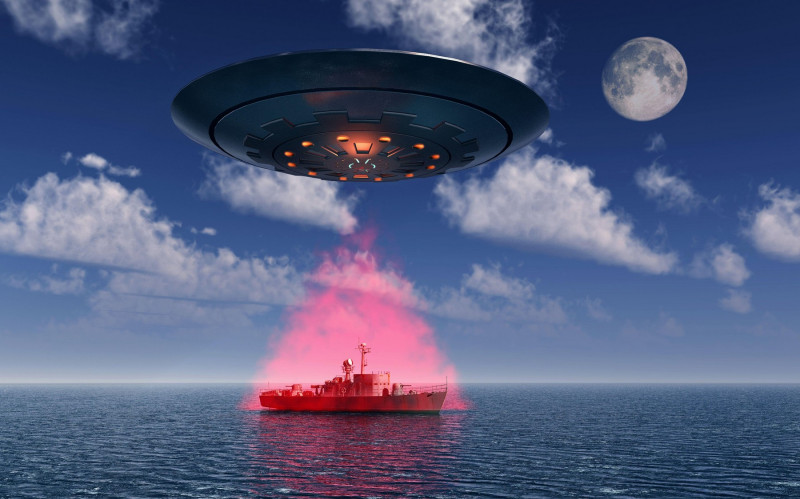 Un OZN atacă o navă militară în largul oceanului