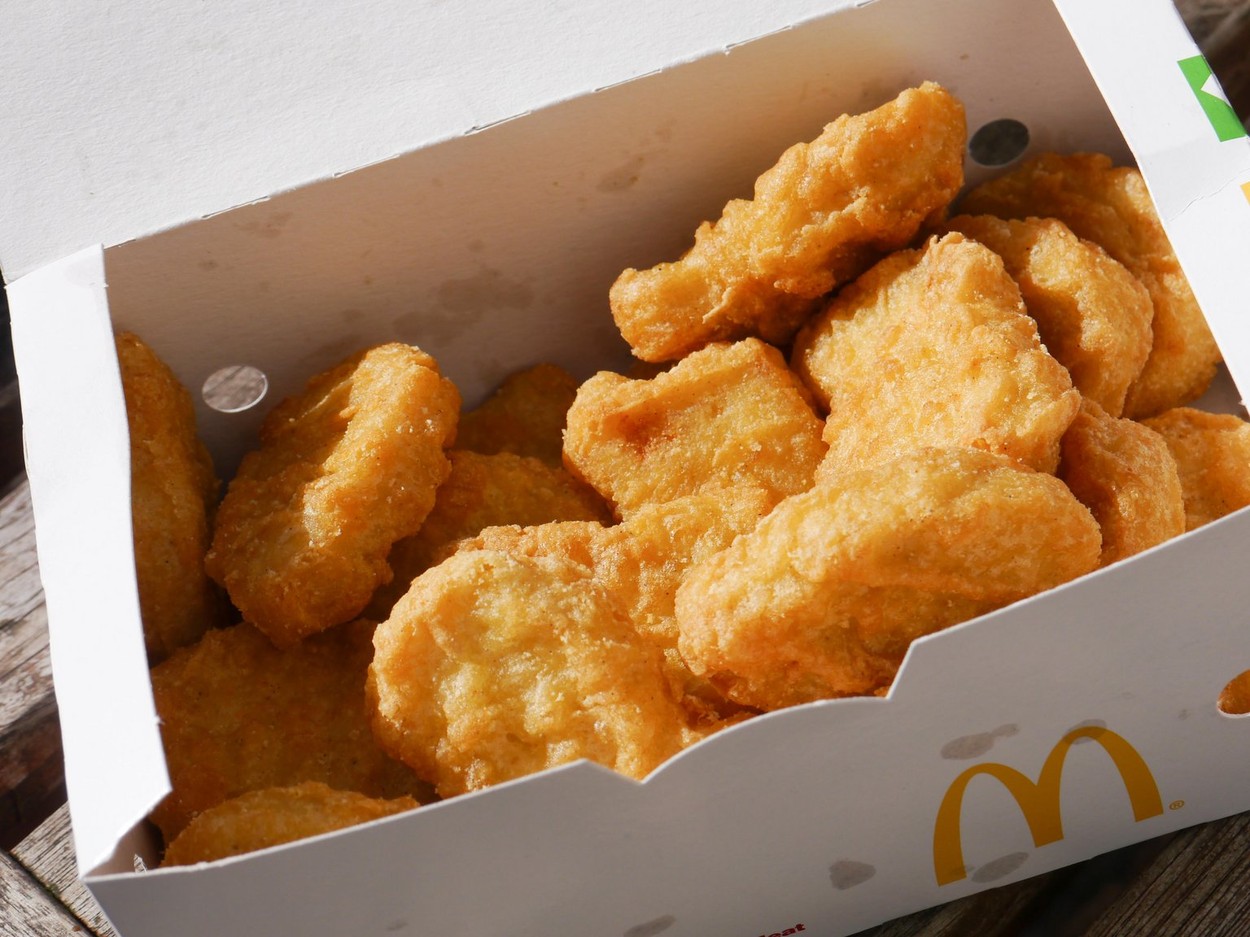 Un copil de 4 ani s-a ars cu bucăți de pui „periculos de fierbinți” de la McDonald’s. Părinții au dat compania în judecată