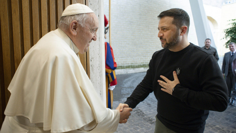 Zelenski îi strânge mâna Papei Francisc
